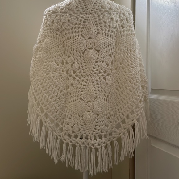 Boho crocheted fringed cape - Picture 5 of 8